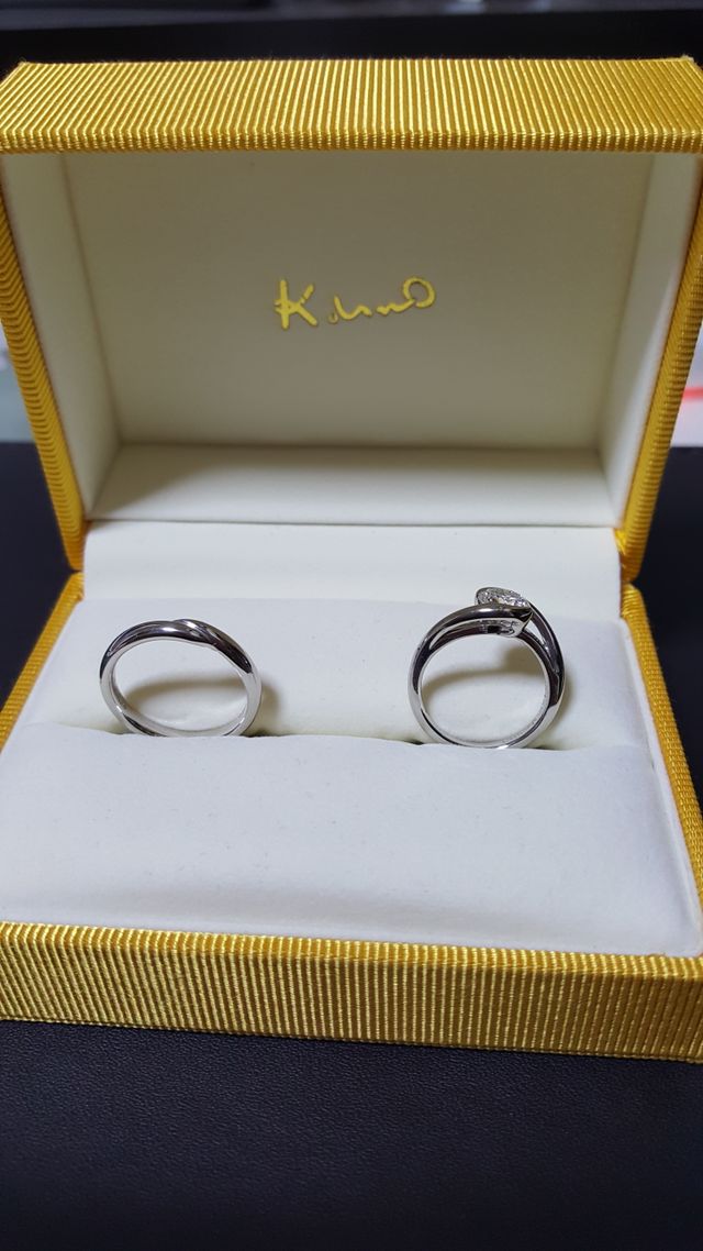 横から見るとちょっと変わったデザインです。