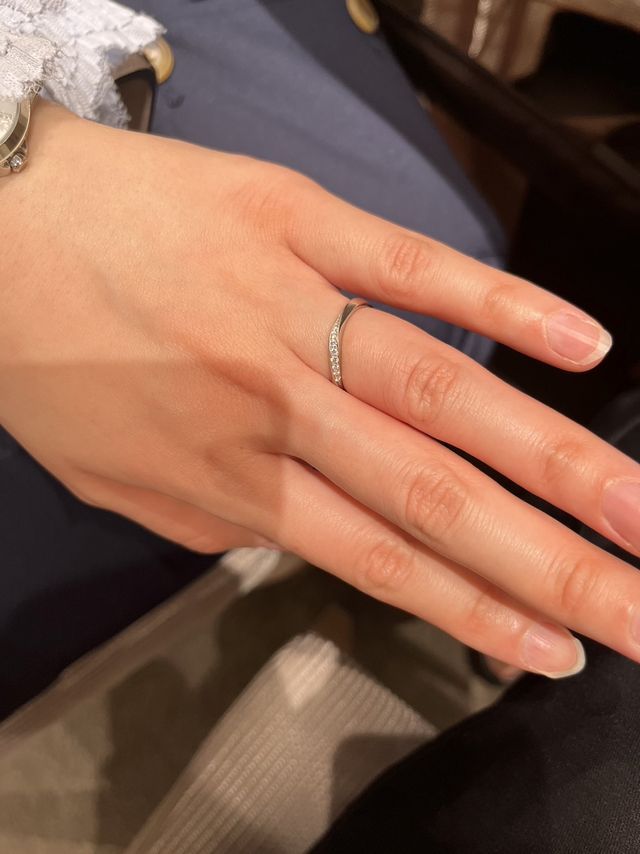 キラキラしているので着けた時に気分があがります！