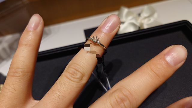 比較の為2つリングを装着。購入した方のリングを載せてます。