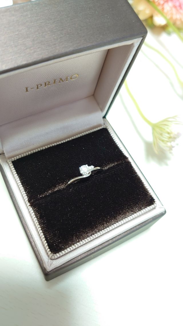 指輪と用意したブーケと一緒に撮影しました。