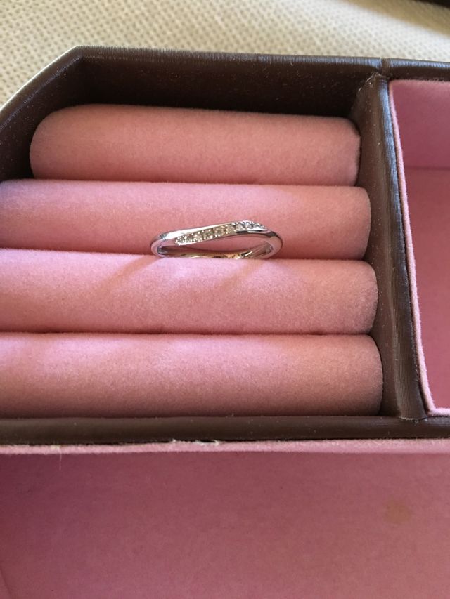 ウェーブが指をより細めに見せてくれます。