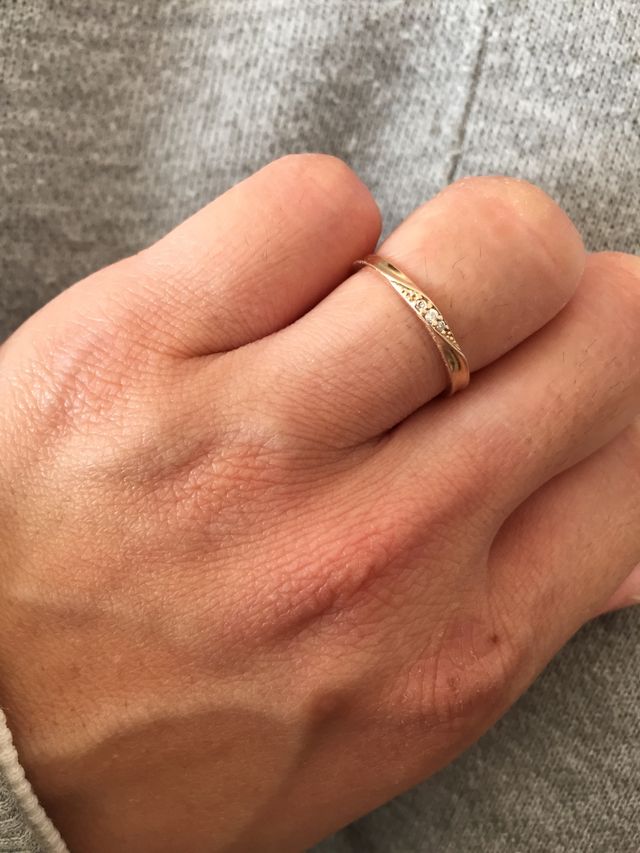 色はピンクゴールドで女性の方はダイヤ付きでとても綺麗です。