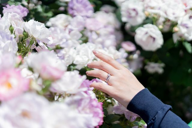 婚約指輪と重ね付けをし、友人に撮ってもらいました