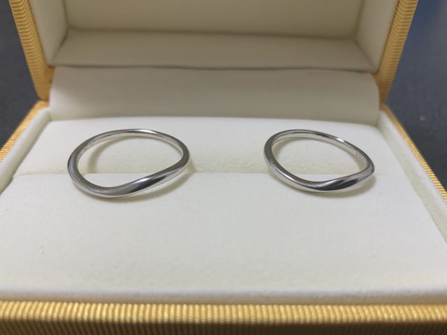 シンプルですが動きのあるデザイン。指が細く見える加工も。