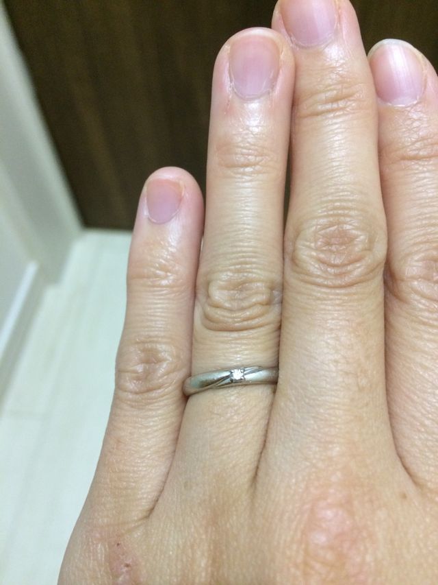 結婚指輪です。婚約指輪と一緒にはめても似合う物を選びました。