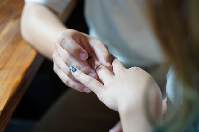 実際に指輪をつける所です。
入るかドキドキでした(笑)