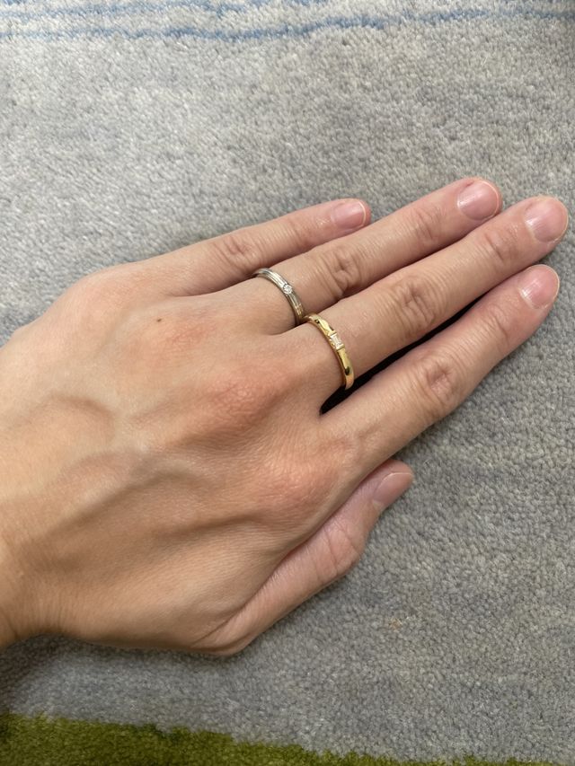 結婚指輪はソール、ゴールドはテミスというデザインです。