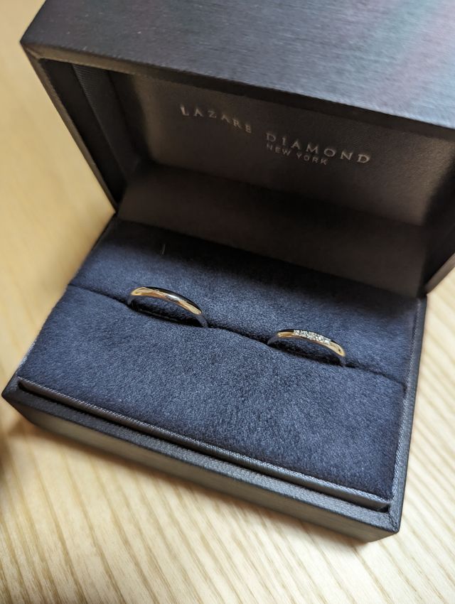 女性用はダイヤモンドが5石入っています