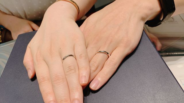 パートナーと指輪を付けた時の写真。