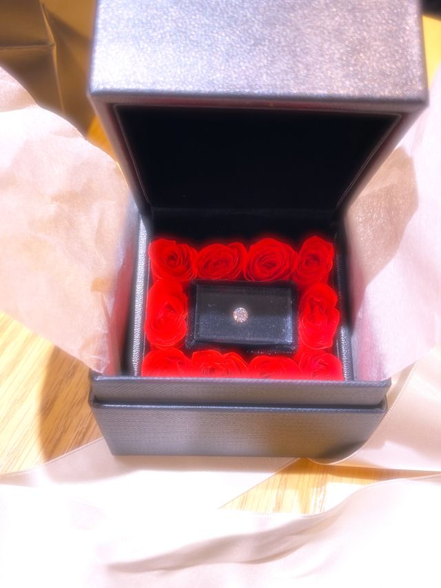 ダイヤモンドはきれいなフラワーボックスに入っていました。