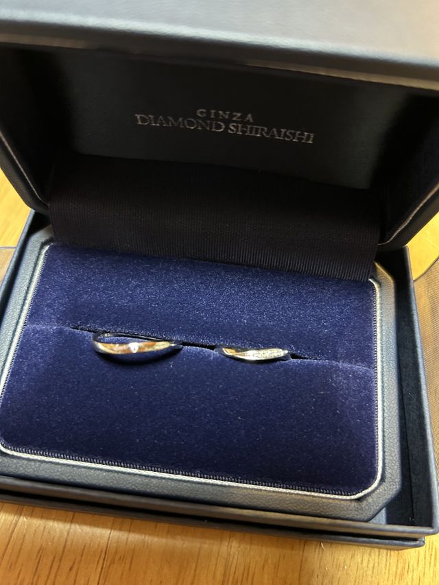 右側が新婦、左側が新郎用。
新婦はメレダイヤ5個、新郎は1個