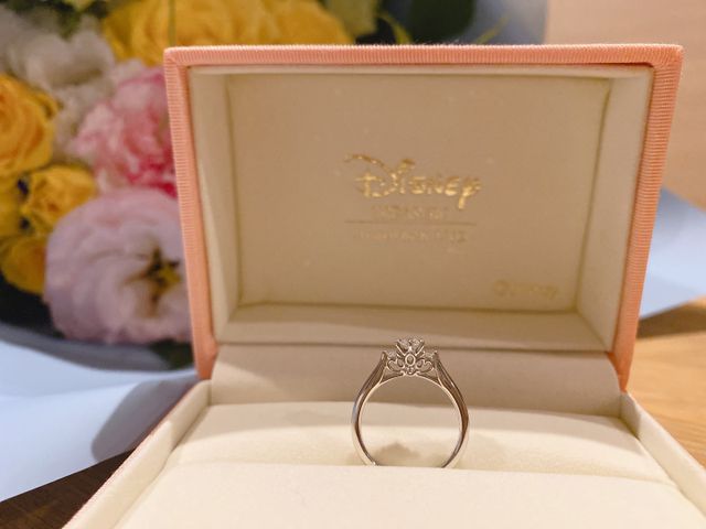 婚約指輪を横から撮影したものです
透かしの部分が特徴的です