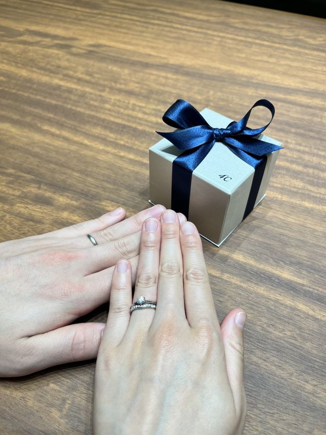 ゆるやかなV字型で品があり、とてもエレガントなリングです。