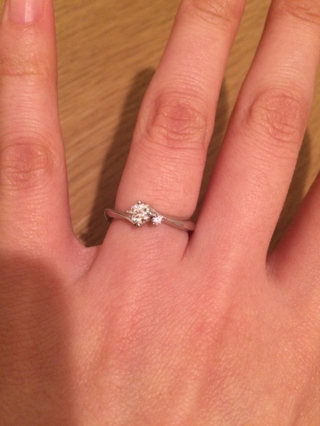 大きいダイヤの隣に小さなピンクダイヤが付いています。