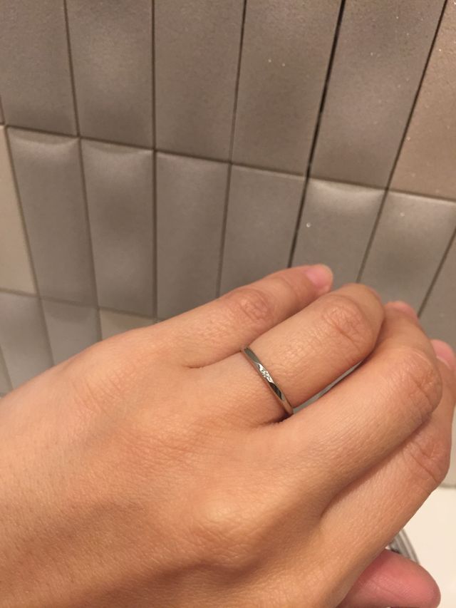 真ん中に１つダイヤ入ってます