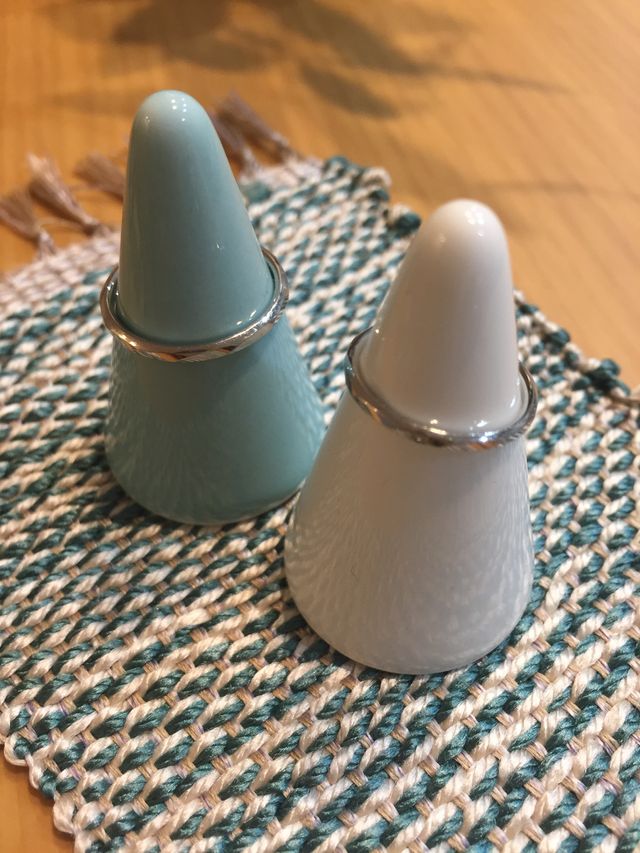 手前が女性用です。細めの指に合いますよー！