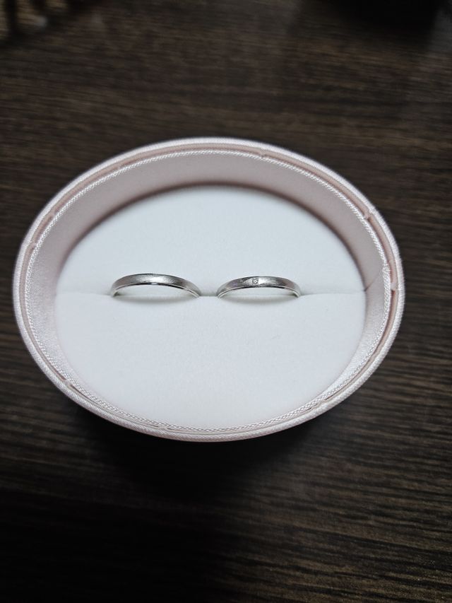 結婚指輪　女性用のみ小さなダイヤを入れました