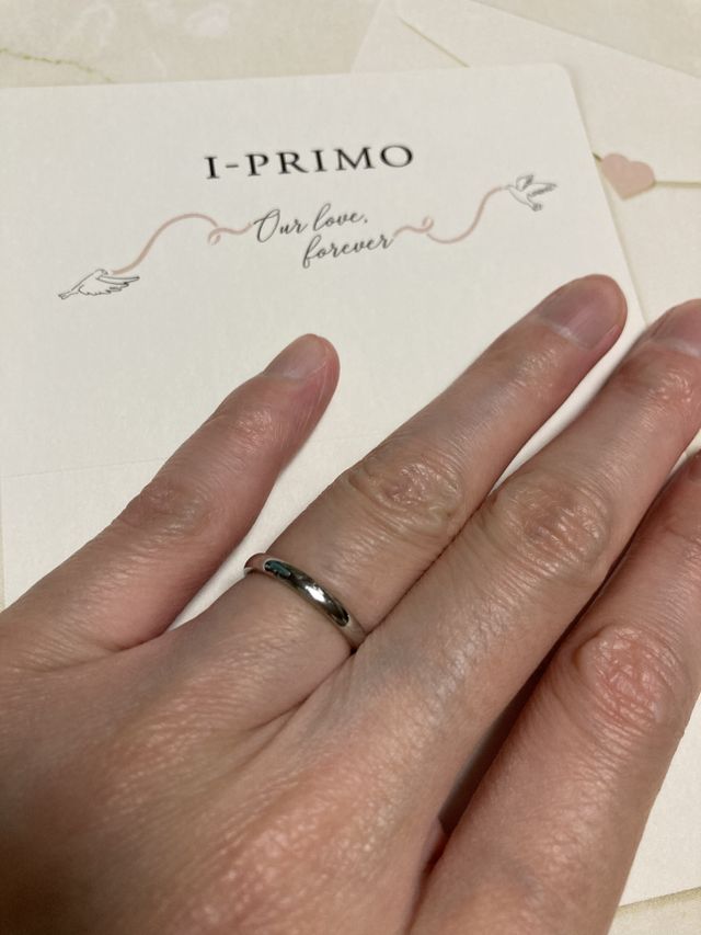 ストレートタイプのシンプルな指輪です(着用)