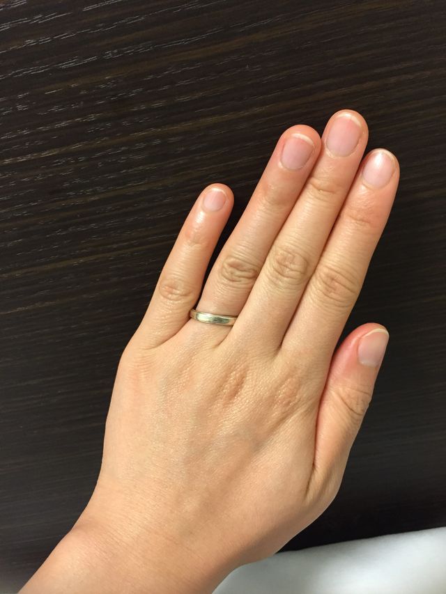 縁を上下に作りピンクゴールドを使用したので肌馴染みがいいです