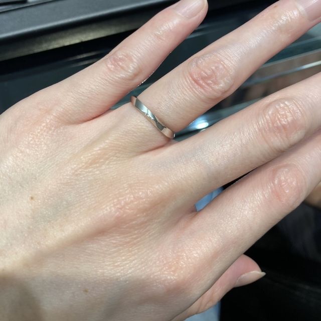 店舗での指輪試着時の写真