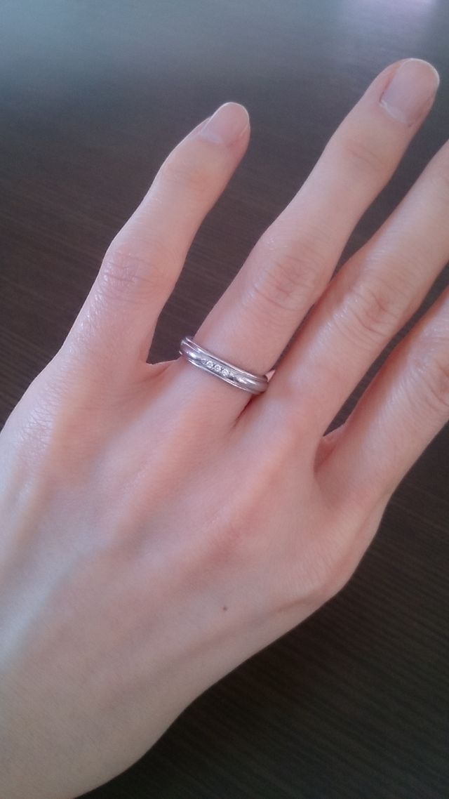 ダイヤが３つ、プラチナリングです。