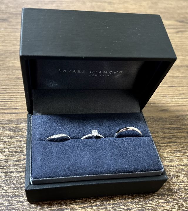 箱の両端がラザールダイヤモンドの結婚指輪になります。