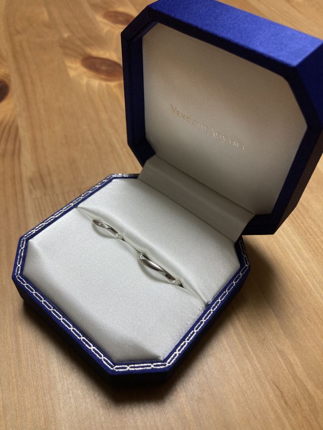 シンプルなペアリング。男性はメタルタイプ。