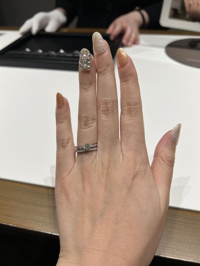 婚約指輪と合わせて着用