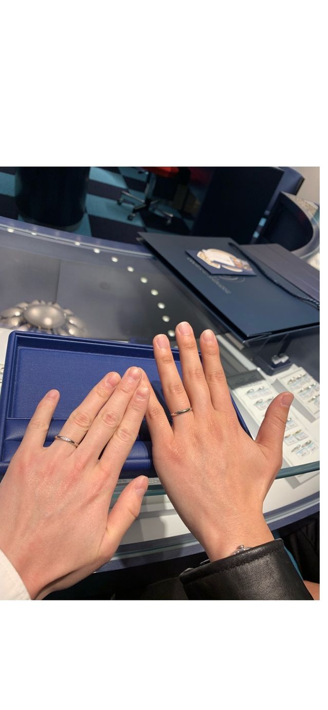 店舗で指輪の装着をしている写真です。