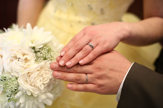 披露宴で結婚指輪を着用したときの写真です。