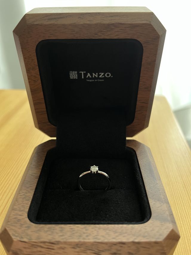 指輪です。
箱も削り出しで『切れ目がない』と縁起が良いです。