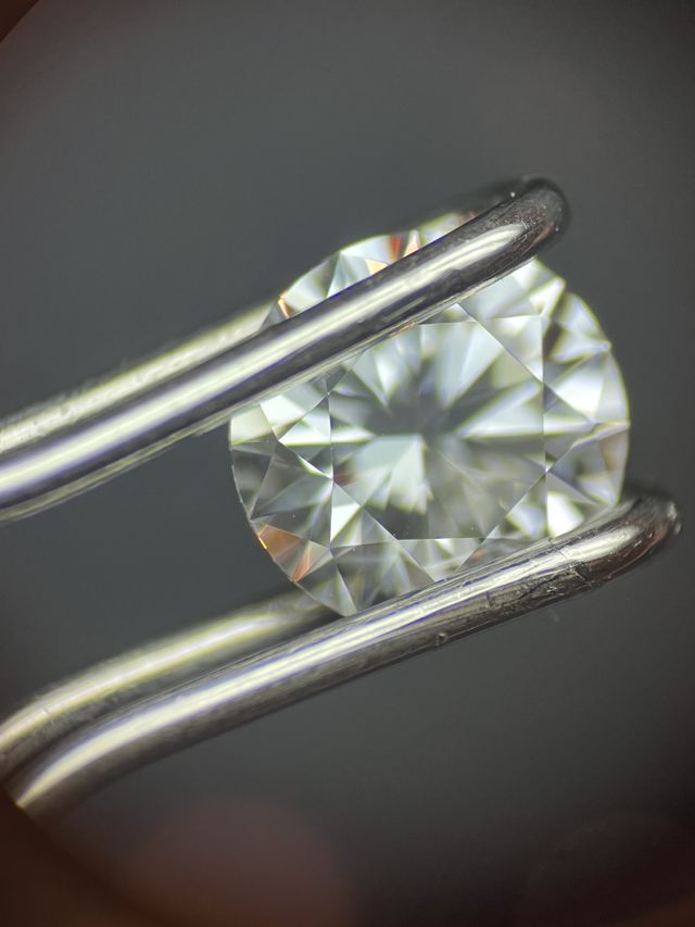 お店の顕微鏡でダイヤモンドに傷がないか等確認も出来ます。