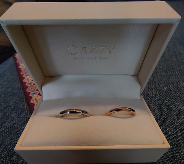 左:プラチナ
右:ピンクゴールド