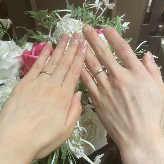 ピンクゴールドを斜めに入れて、その側にラインを入れました