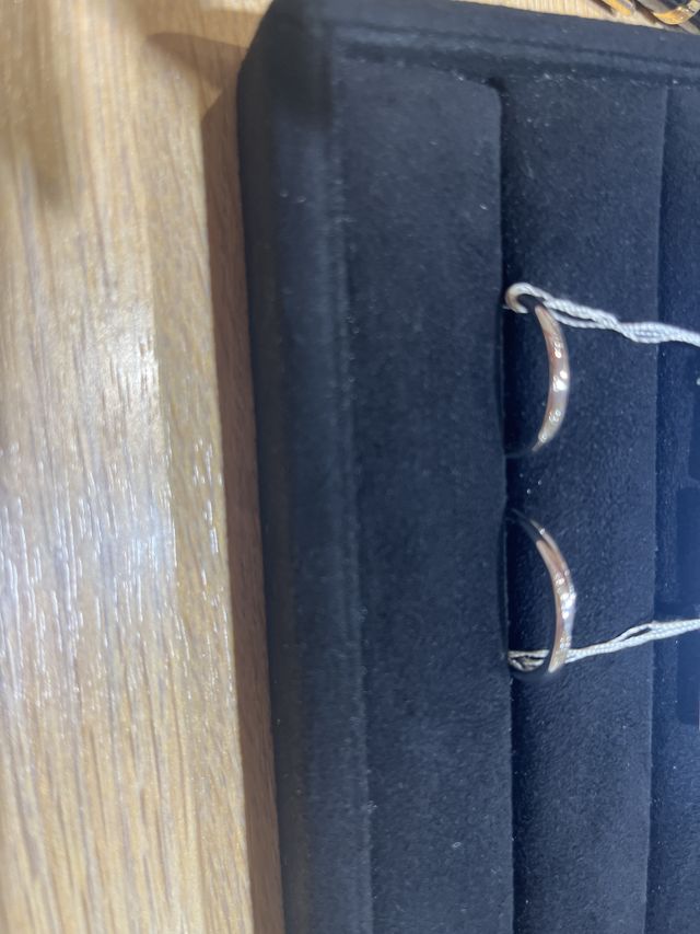 シンプルなデザインで光沢や着け心地の良さが1番良かったです