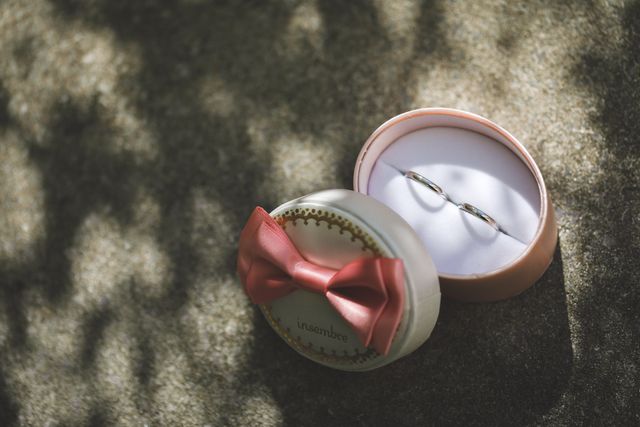 2人の指輪をリングピローにしまった時の写真