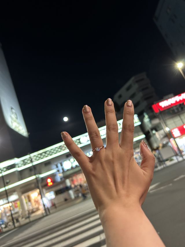 指が華奢に見えるようウェーブデザインのものにしました。