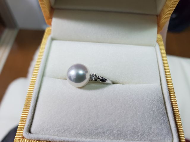 パールは照りが最高品質のもの、ダイヤをアクセントにしました。