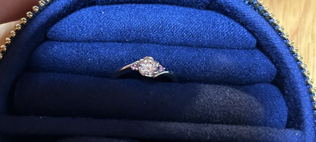 花の形の枠になっていて、サイドにピンクサファイアがあります。