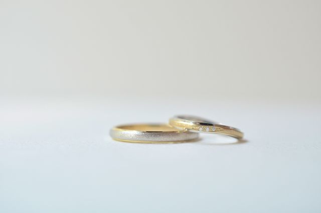 イエローゴールドとプラチナのコンビネーションリング。
