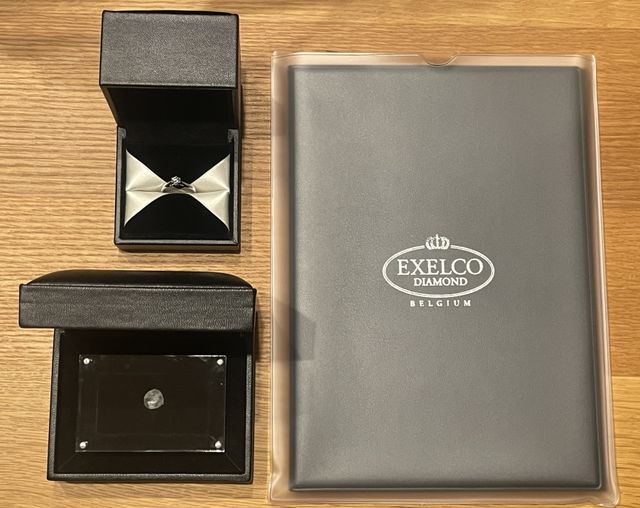 指輪と原石の模型と保証書類です