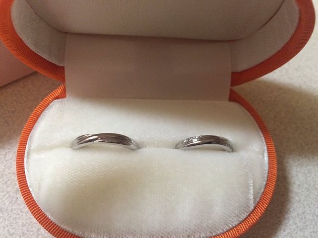 クロスしたデザインでシンプルでずっとつけていられる指輪です