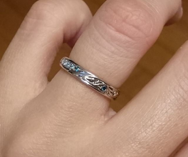 思い出の青薔薇をイメージしました。ダイヤはグラデになってます