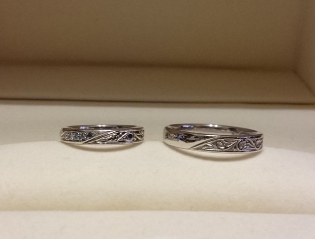 指輪右側はどこまでも成長し伸びていく植物の蔓をイメージ！