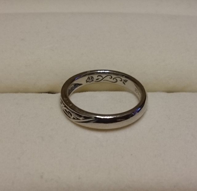 内側には薔薇とイニシャル入りの蔓と結婚記念日を彫りました