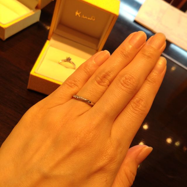 結婚指輪のみ。ウェーブがかっていて海っぽくてお気に入り。