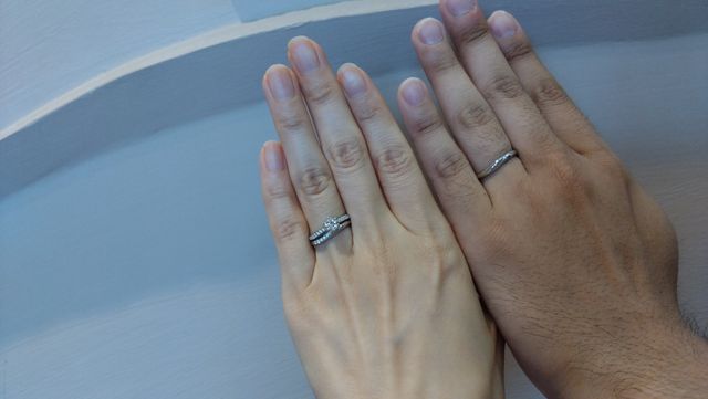 指輪を受け取りに行った日。婚約指輪と結婚指輪両方付けました。
