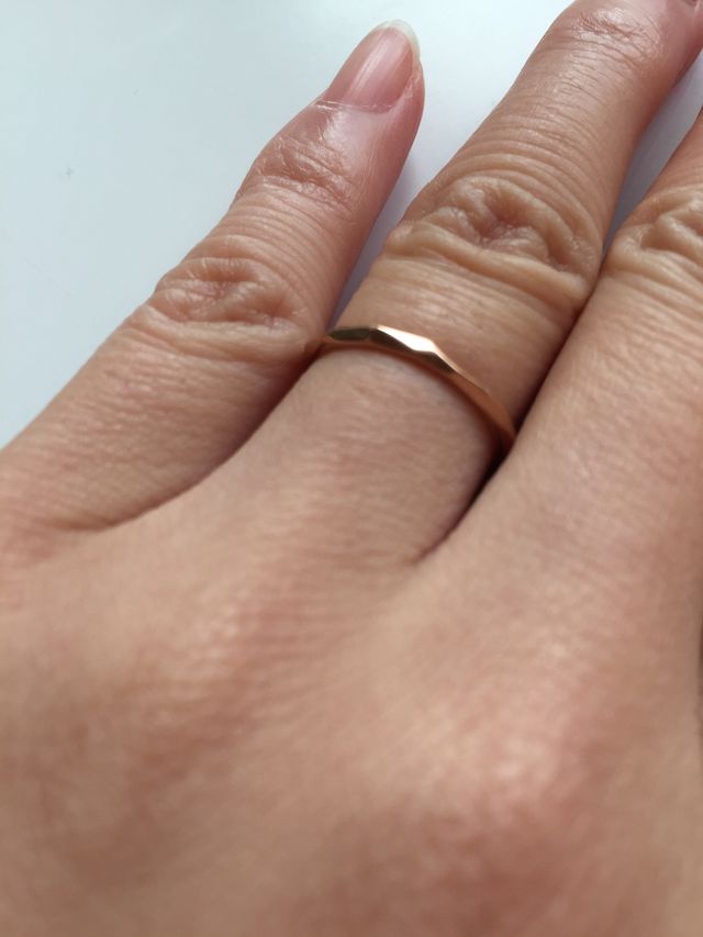 細く華奢かつシンプル&個性的はデザインの指輪に