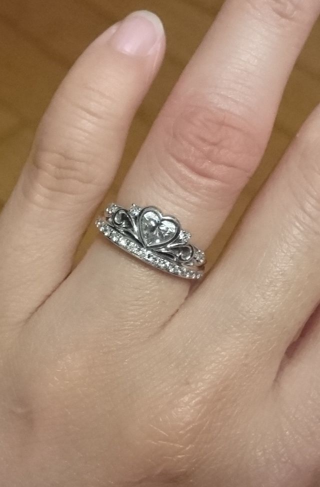 結婚指輪との重ね付けもできるのが嬉しい