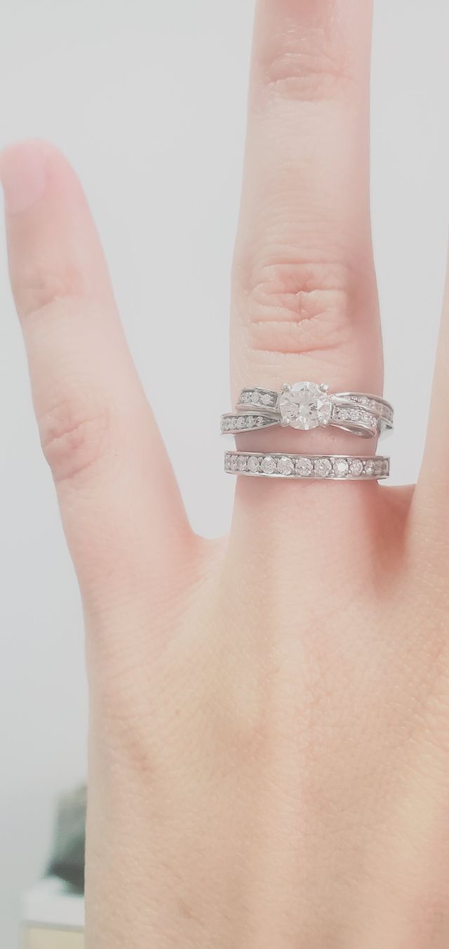 上がCHANELの婚約指輪
下はI-PRIMOの結婚指輪です